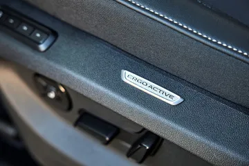 Detalle del maletero del Volkswagen Tiguan 2024 mostrando una placa con la inscripción Tiguan.