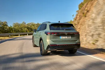 Vista trasera lateral del Volkswagen Tiguan 2024 en carretera