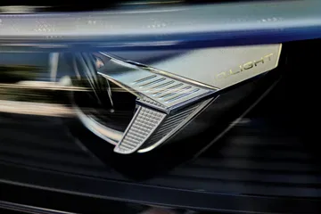 Primer plano del moderno diseño lateral del Volkswagen Tiguan 2024