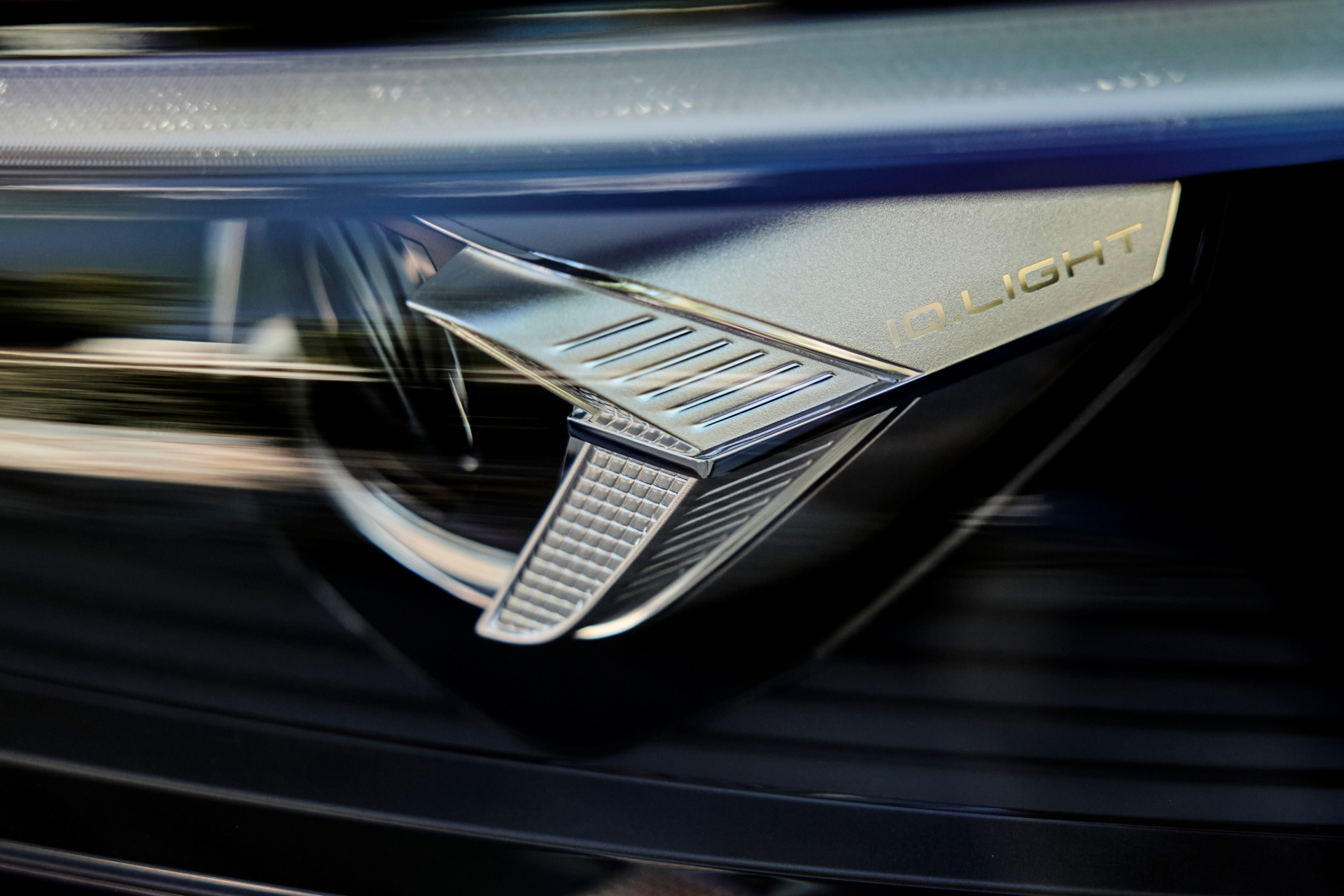 Primer plano del moderno diseño lateral del Volkswagen Tiguan 2024