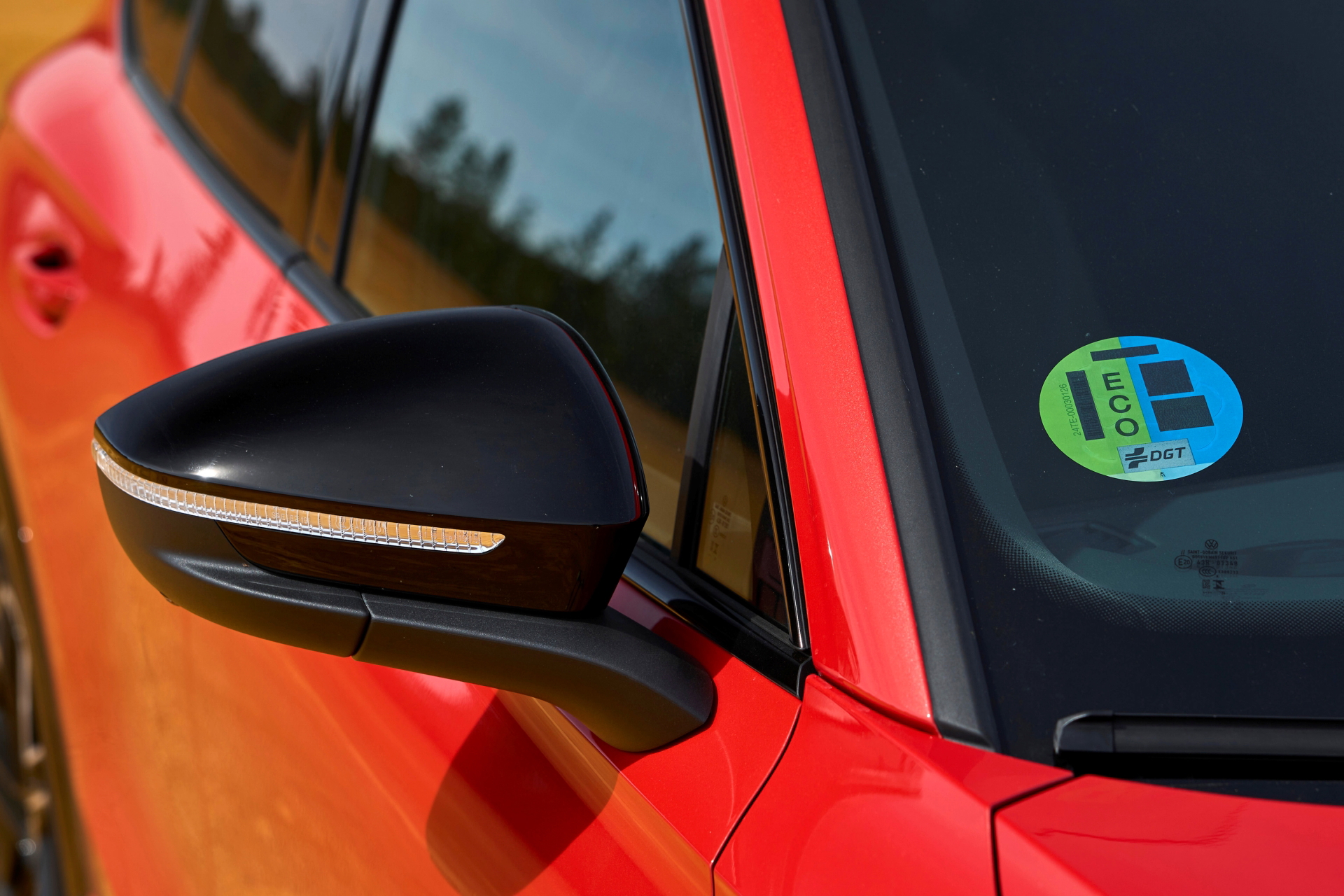 Vista de la etiqueta ambiental en el espejo lateral del Volkswagen Tiguan 2024.