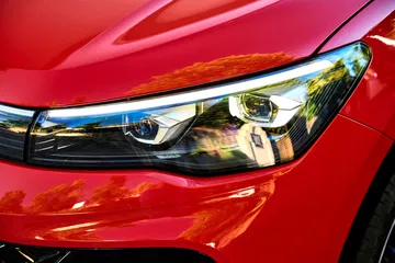 Primer plano del faro del Volkswagen Tiguan 2024, diseño sofisticado.