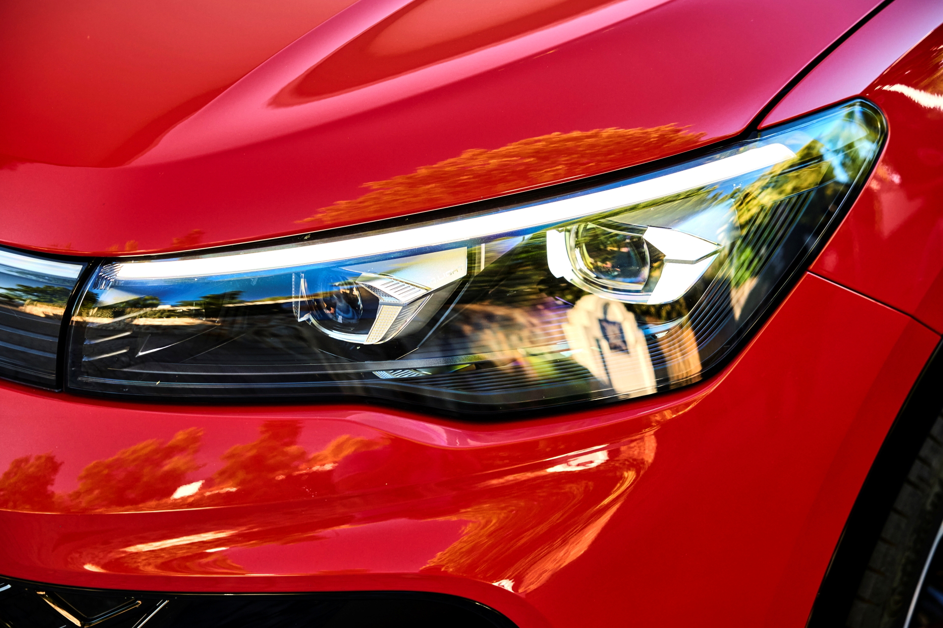 Primer plano del faro del Volkswagen Tiguan 2024, diseño sofisticado.