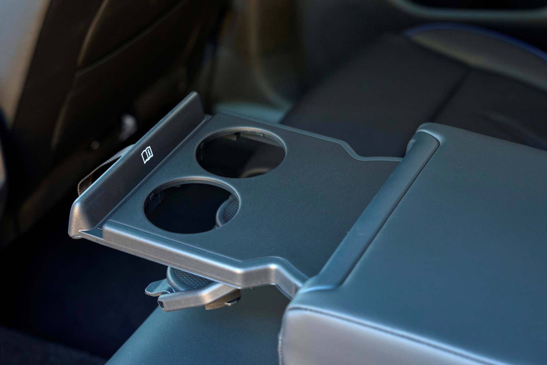 Vista cercana de los portavasos en el Tiguan 2024, detalle práctico y esencial.