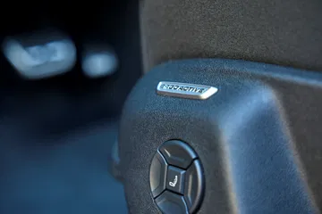 Acabados de calidad con el logo de Volkswagen iluminado.