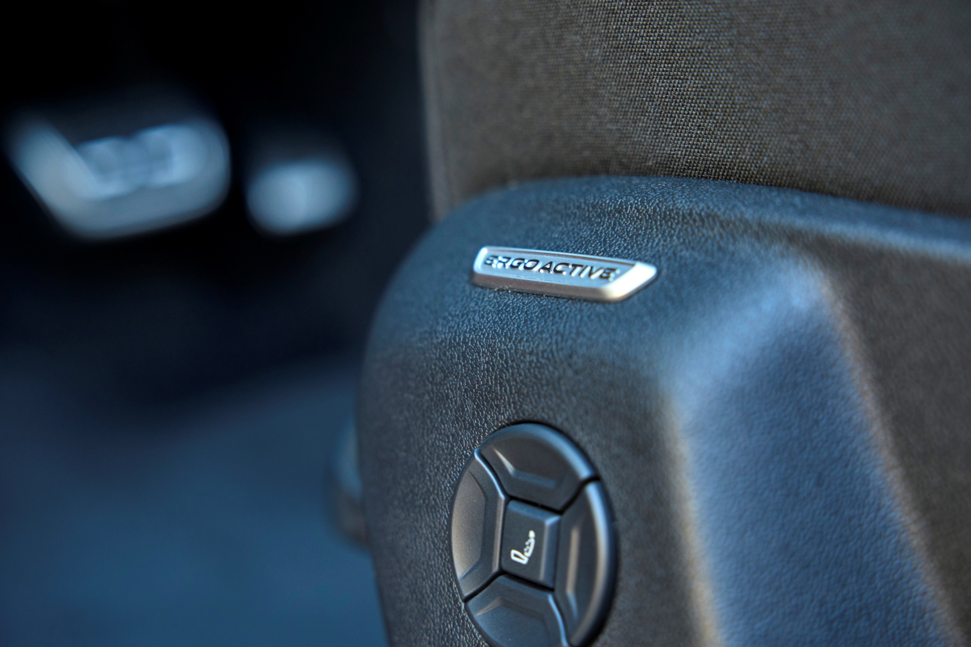 Acabados de calidad con el logo de Volkswagen iluminado.