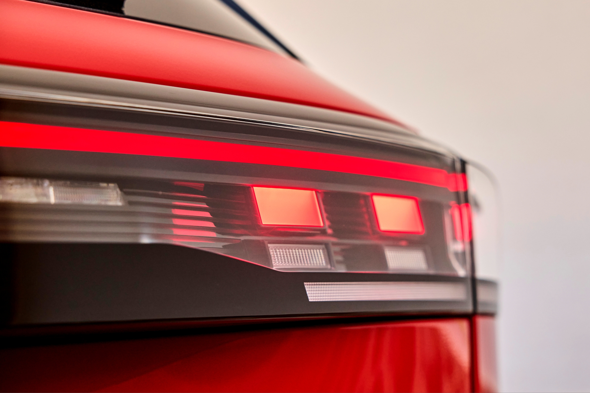 Vista cercana de las luces traseras del Volkswagen Tiguan 2024