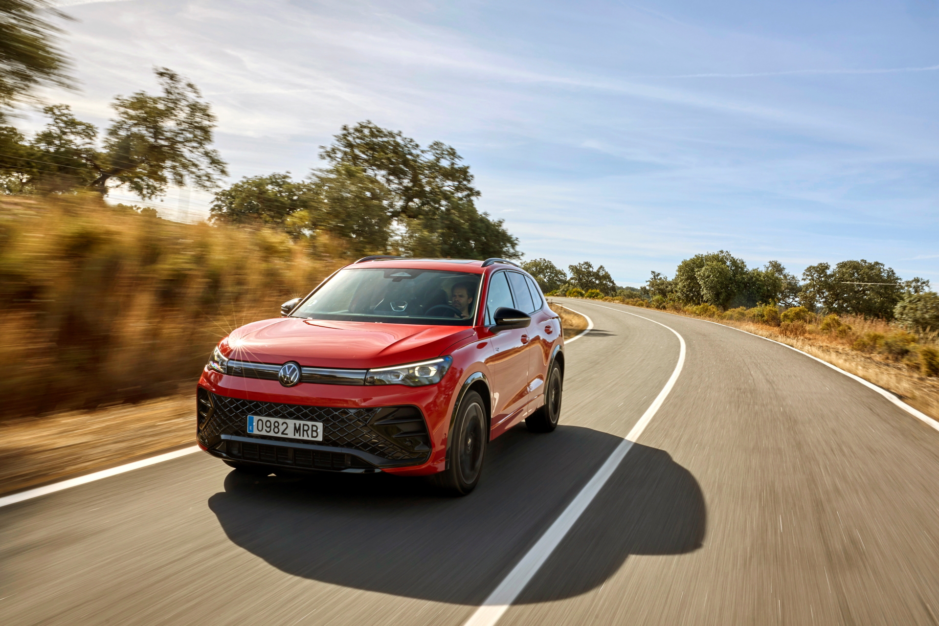 Volkswagen Tiguan 2024 en movimiento, mostrando su diseño frontal y lateral.