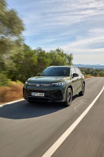 Volkswagen Tiguan 2024 en movimiento, dinámico y eficiente