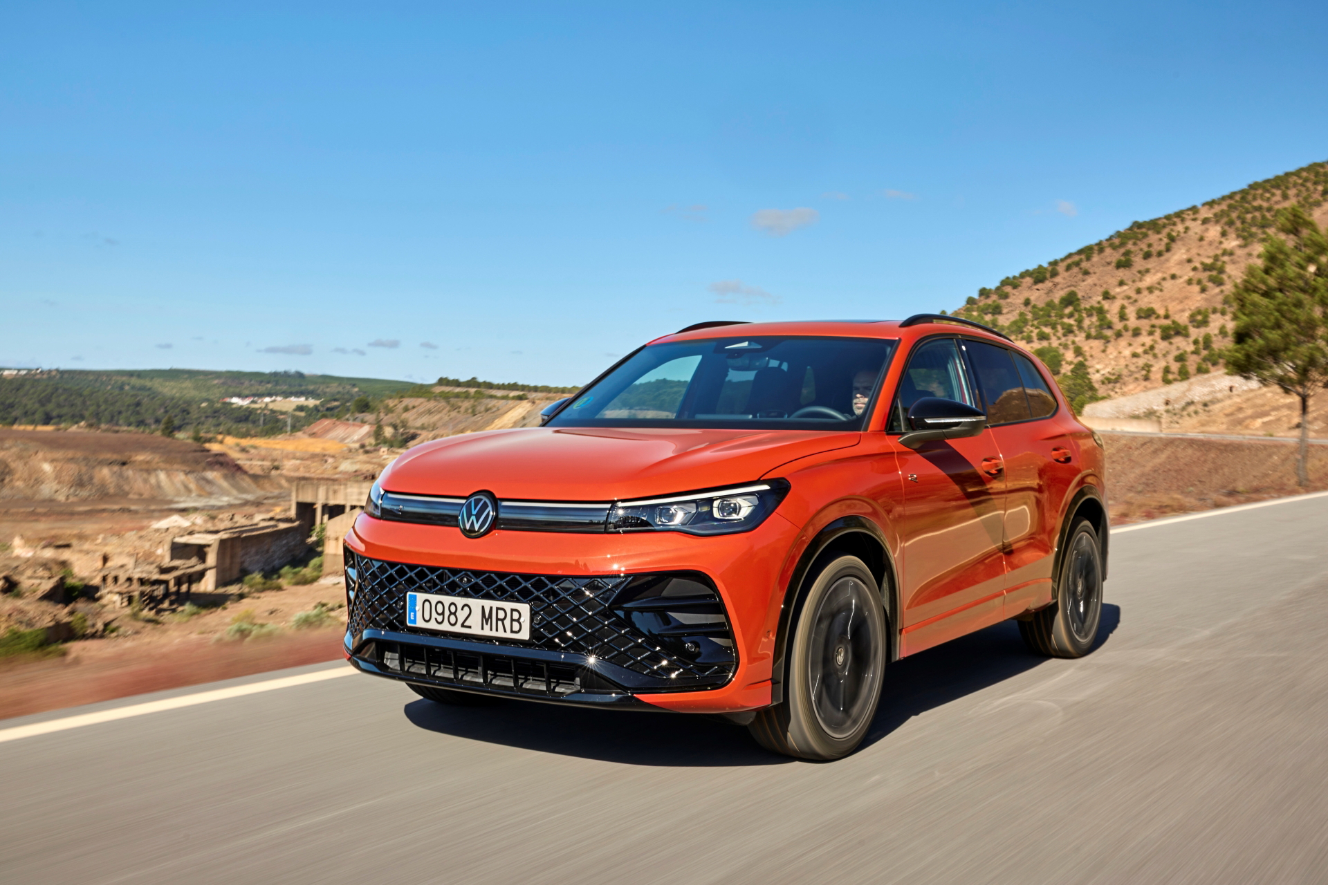 Volkswagen Tiguan 2024 en movimiento, diseño evolucionado y estilizado.