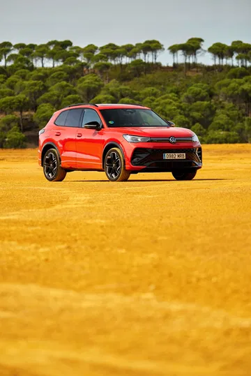 Volkswagen Tiguan 2024 en posición dinámica destacando su diseño