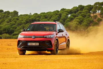 Volkswagen Tiguan 2024 en acción, demostrando sus capacidades dinámicas.