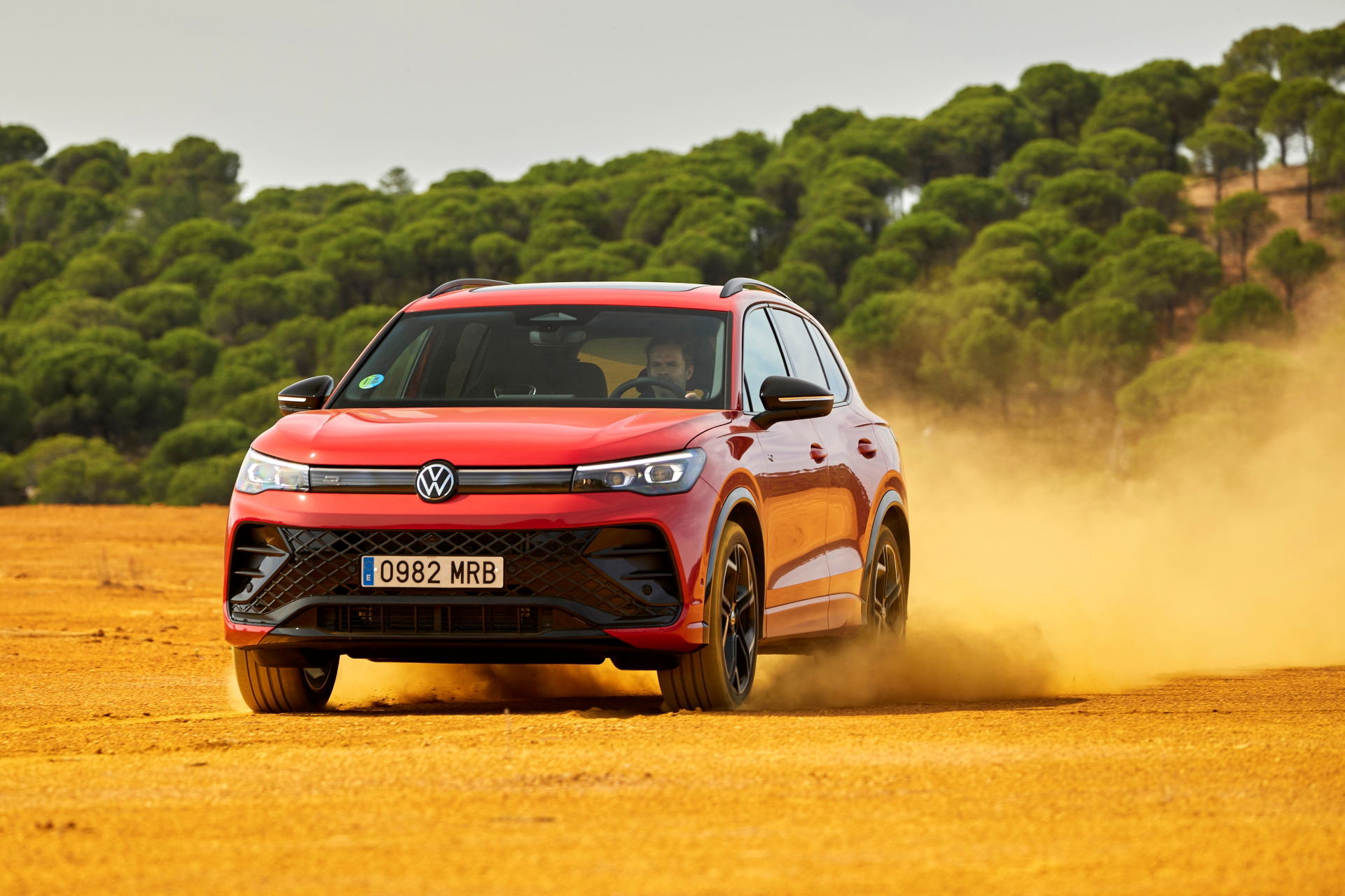 Volkswagen Tiguan 2024 en acción, demostrando sus capacidades dinámicas.