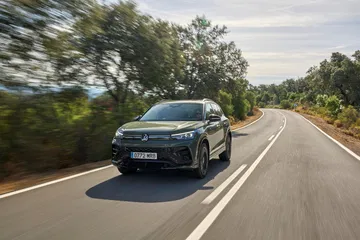 Volkswagen Tiguan 2024 en movimiento, diseño refinado y robusto.