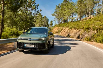 Volkswagen Tiguan 2024 en carretera, muestra su diseño y dinamismo.