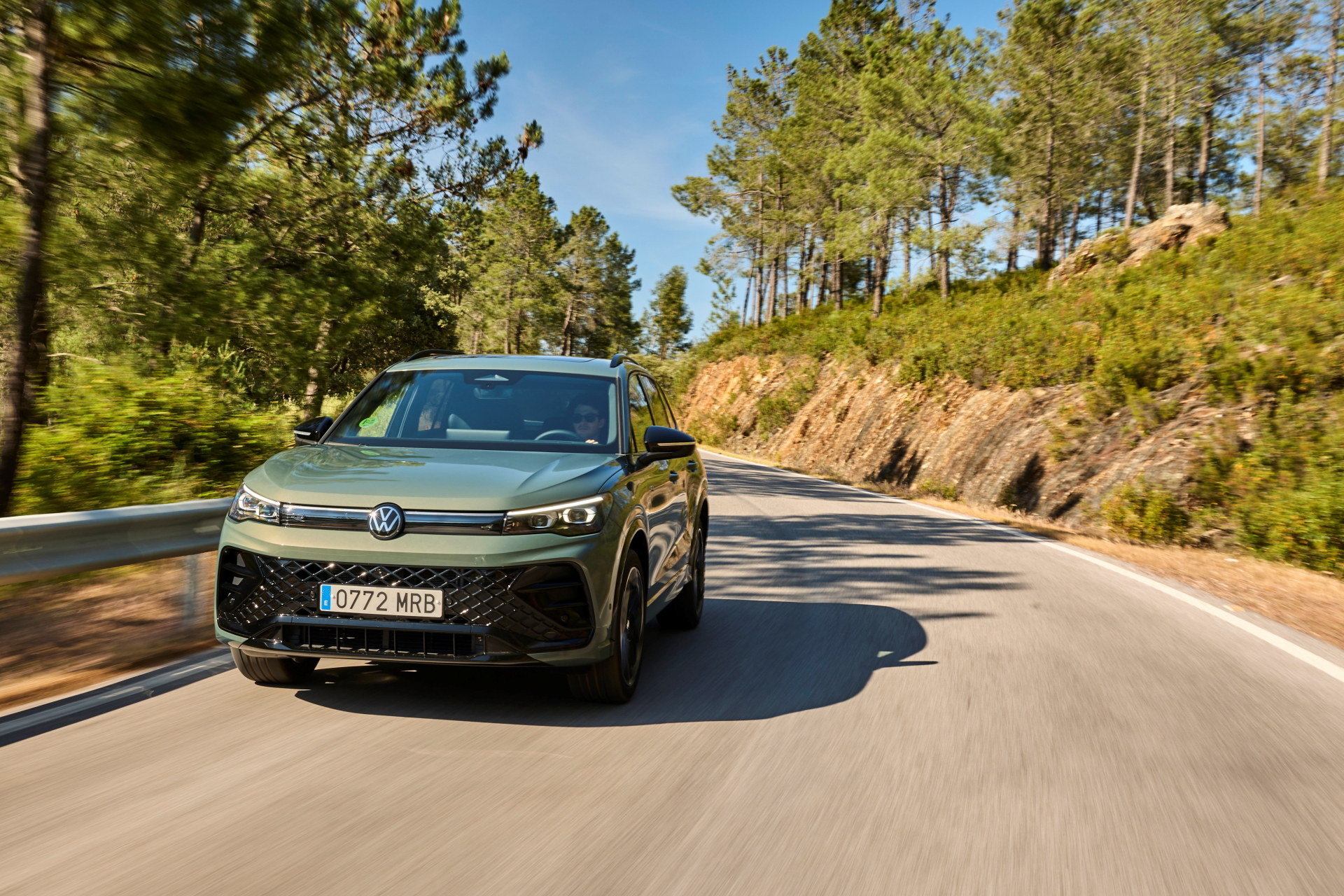 Volkswagen Tiguan 2024 en carretera, muestra su diseño y dinamismo.