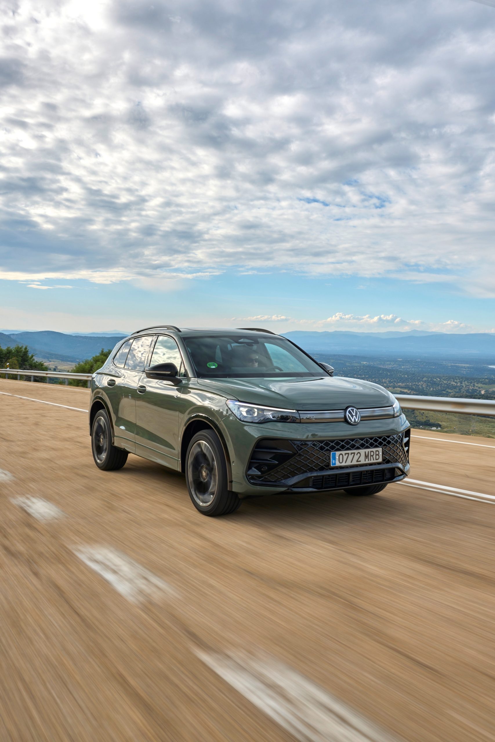 Volkswagen Tiguan 2024 en marcha, mostrando su línea lateral