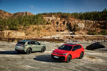 El Volkswagen Tiguan 2024 muestra su versátil diseño lateral.