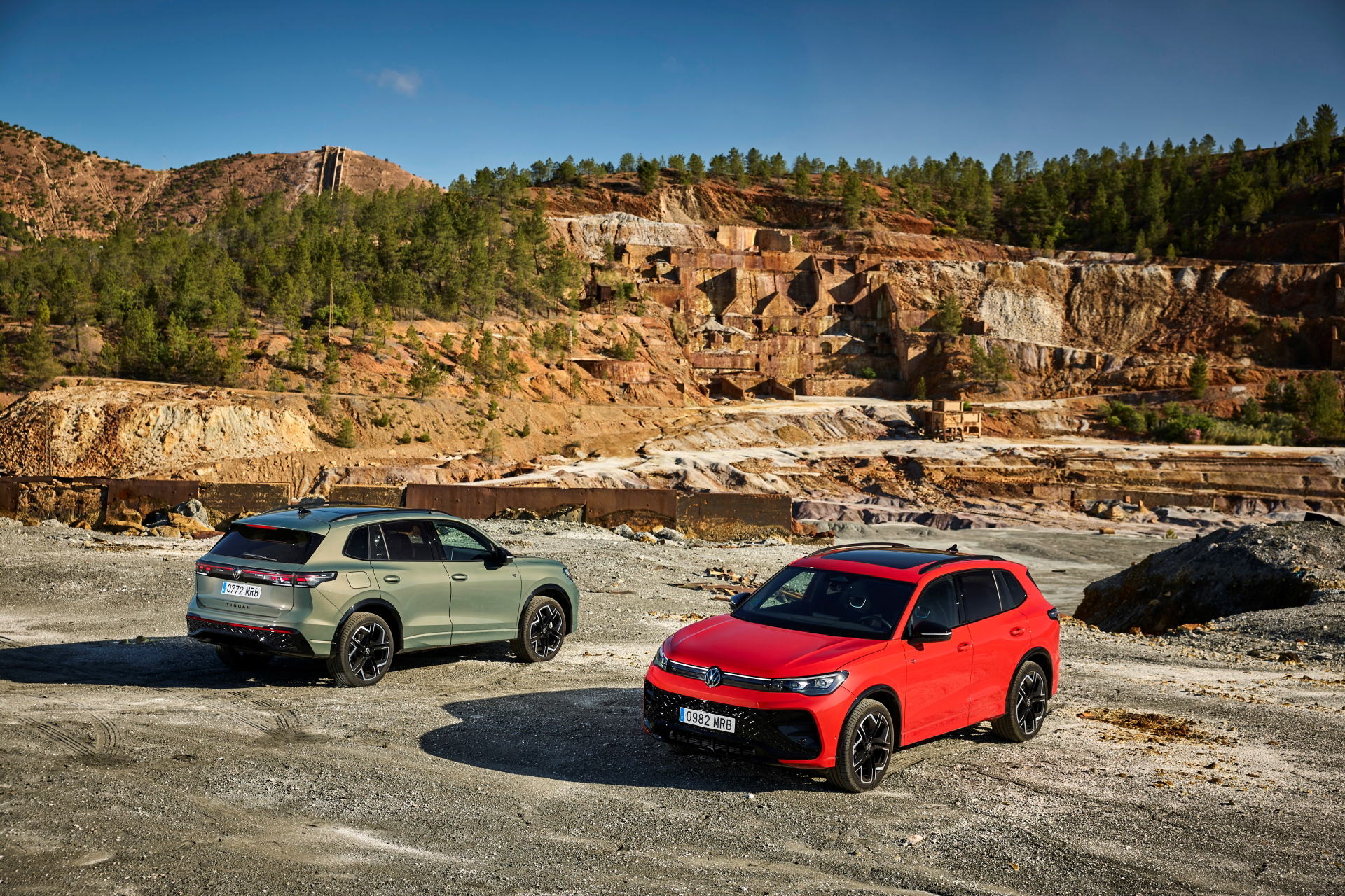 El Volkswagen Tiguan 2024 muestra su versátil diseño lateral.