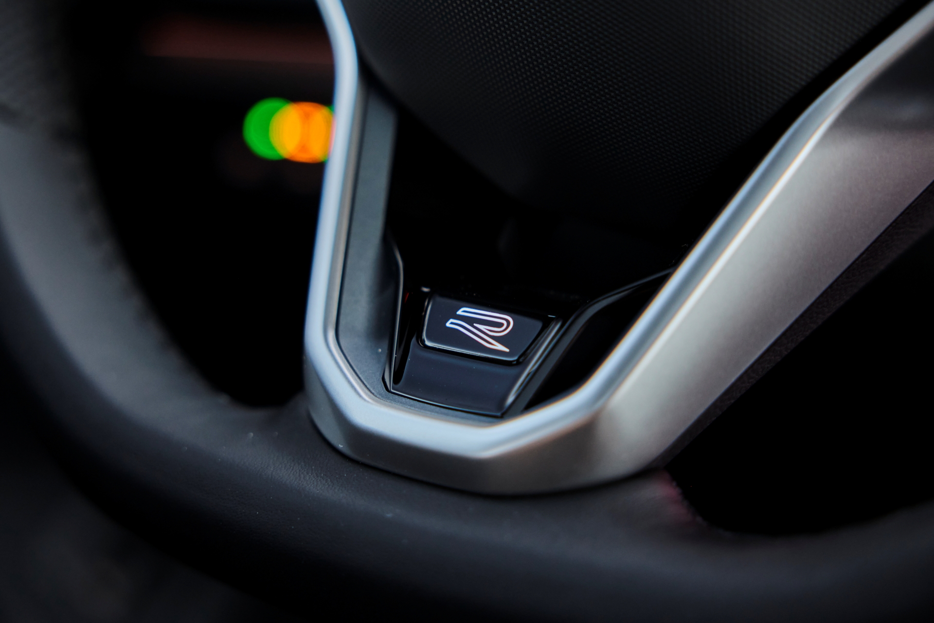 Indicador de modo híbrido en el Tiguan 2024, enfocado en la sostenibilidad.