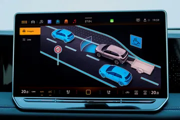 Consola central del Volkswagen Tiguan 2024 con pantalla táctil avanzada.