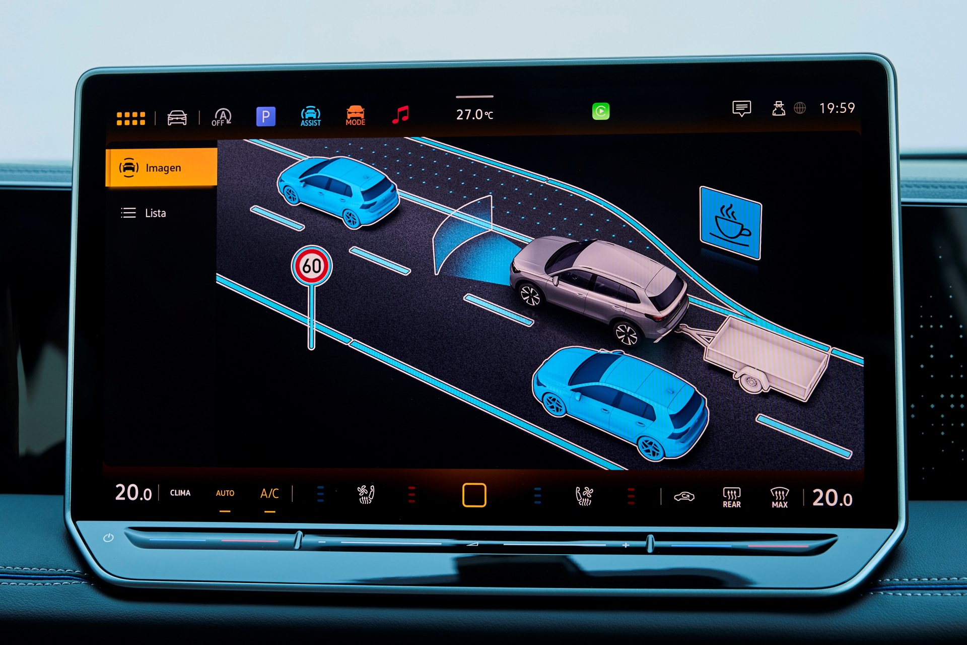 Consola central del Volkswagen Tiguan 2024 con pantalla táctil avanzada.