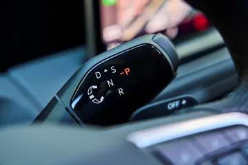 Vista cercana de la palanca de cambios con acabados premium.