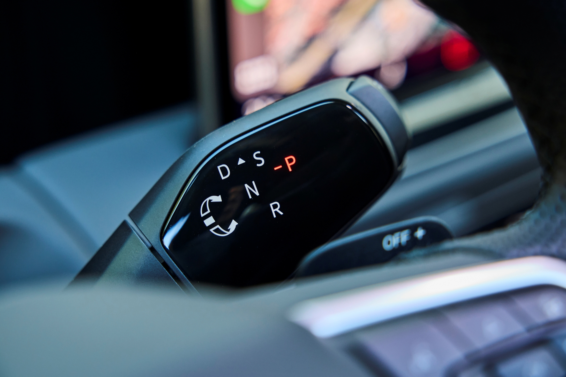 Vista cercana de la palanca de cambios con acabados premium.