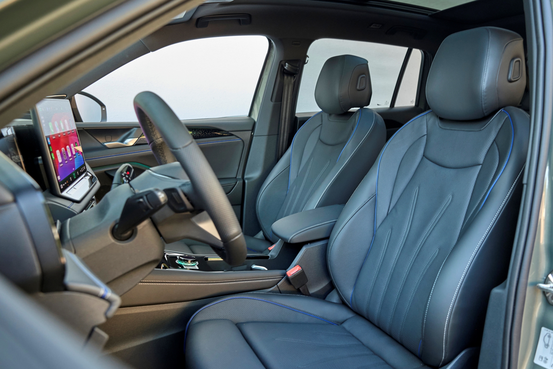 Vista lateral de los asientos delanteros del Volkswagen Tiguan 2024, acabados de alta calidad.