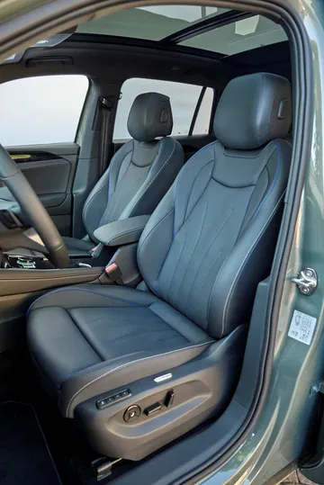 Acogedores asientos delanteros del Volkswagen Tiguan 2024, muestra de confort y diseño.