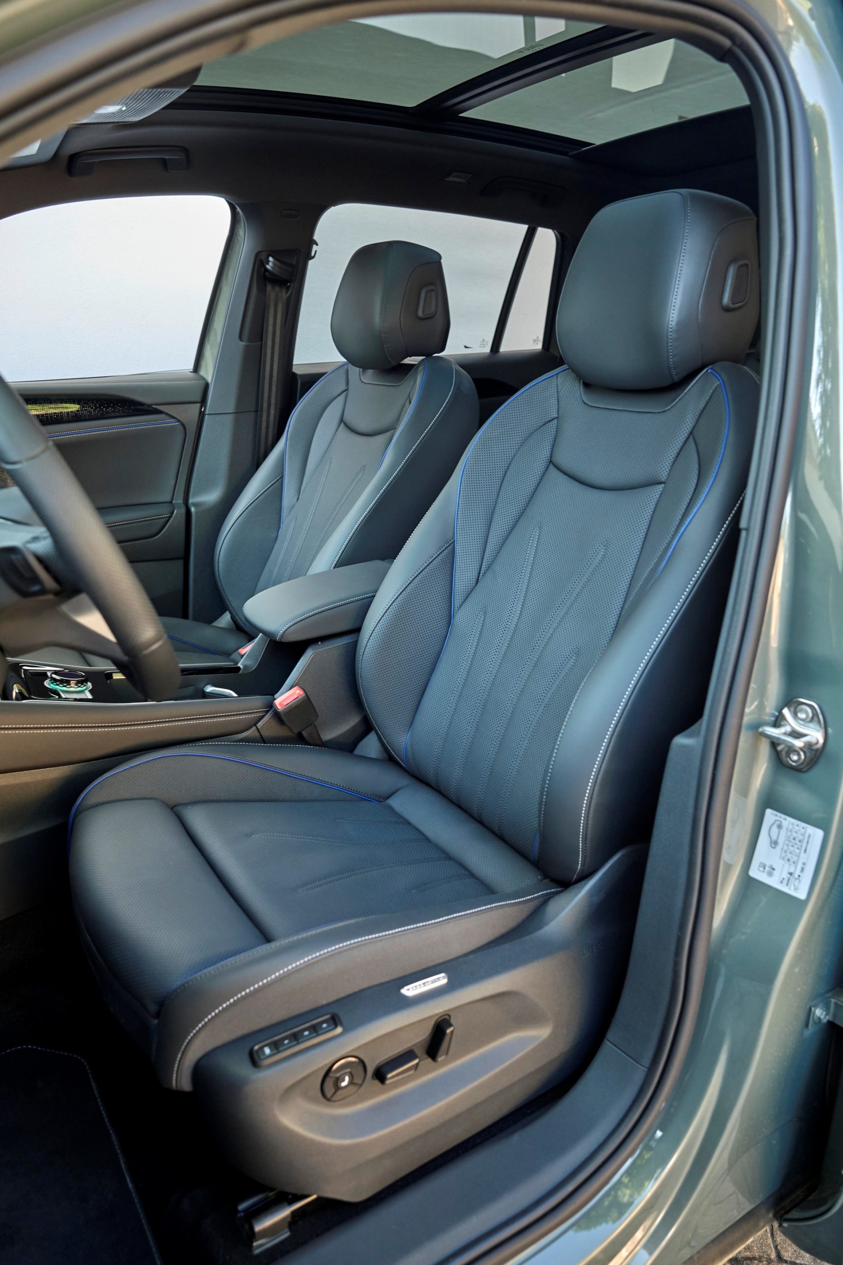 Acogedores asientos delanteros del Volkswagen Tiguan 2024, muestra de confort y diseño.