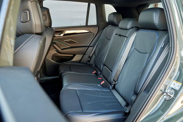 Vista de los asientos traseros del Volkswagen Tiguan 2024, destacando su amplitud y comodidad. Vista de los asientos traseros del Volkswagen Tiguan 2024, destacando su amplitud y comodidad.