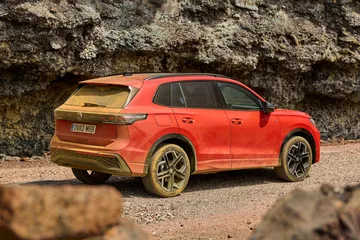 Volkswagen Tiguan 2024 posa imponente en su perfil lateral, demostrando elegancia y robustez.