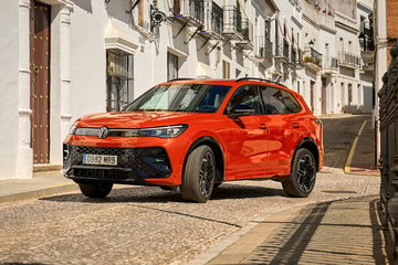 Vista lateral del Volkswagen Tiguan 2024, destacando líneas y diseño. Vista lateral del Volkswagen Tiguan 2024, destacando líneas y diseño.