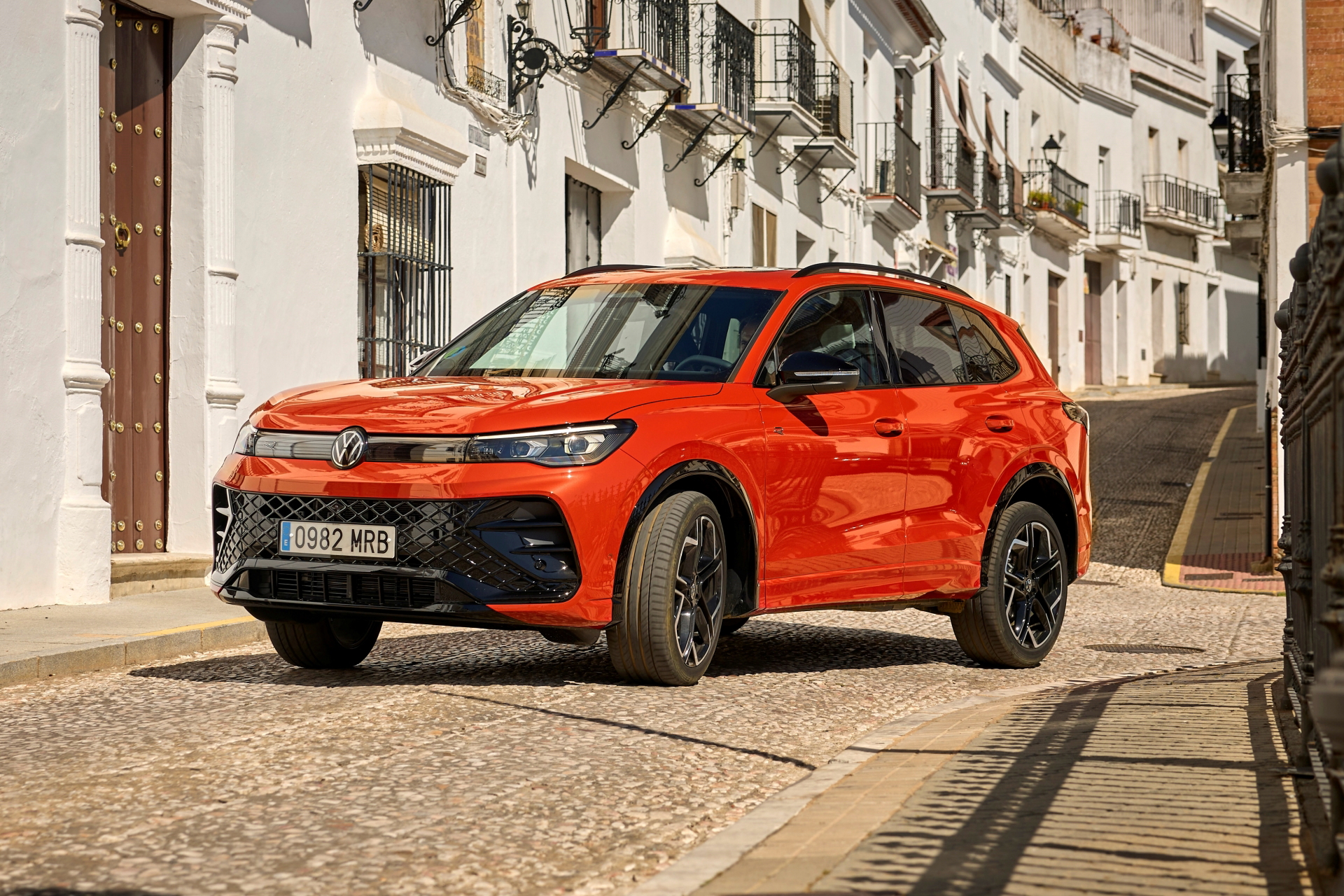 Vista lateral del Volkswagen Tiguan 2024, destacando líneas y diseño.