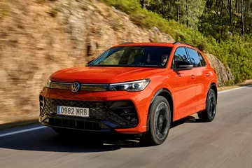 Volkswagen Tiguan 2024 con diseño lateral robusto y dinámico