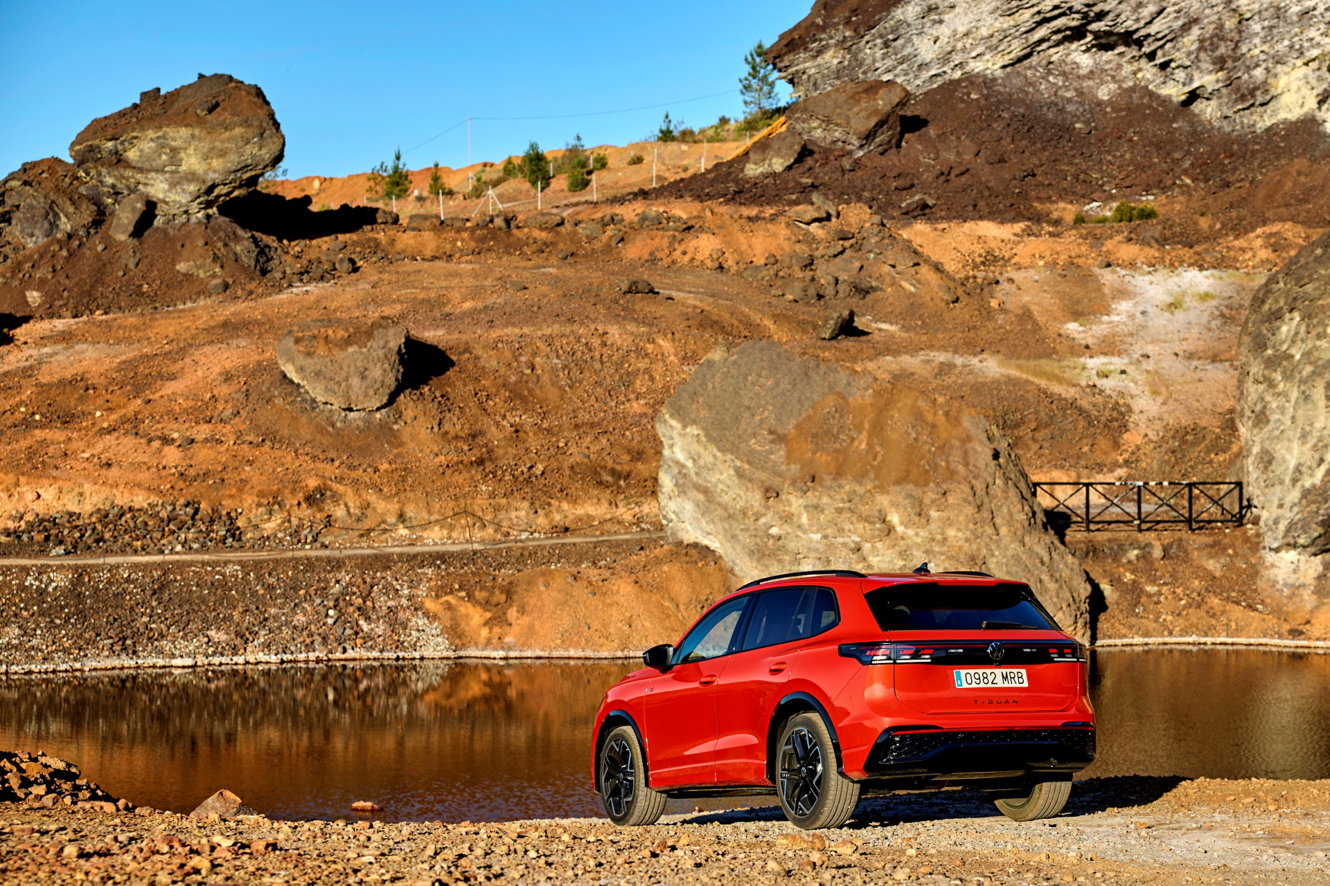 Vista lateral Volkswagen Tiguan 2024, diseño robusto y elegante.