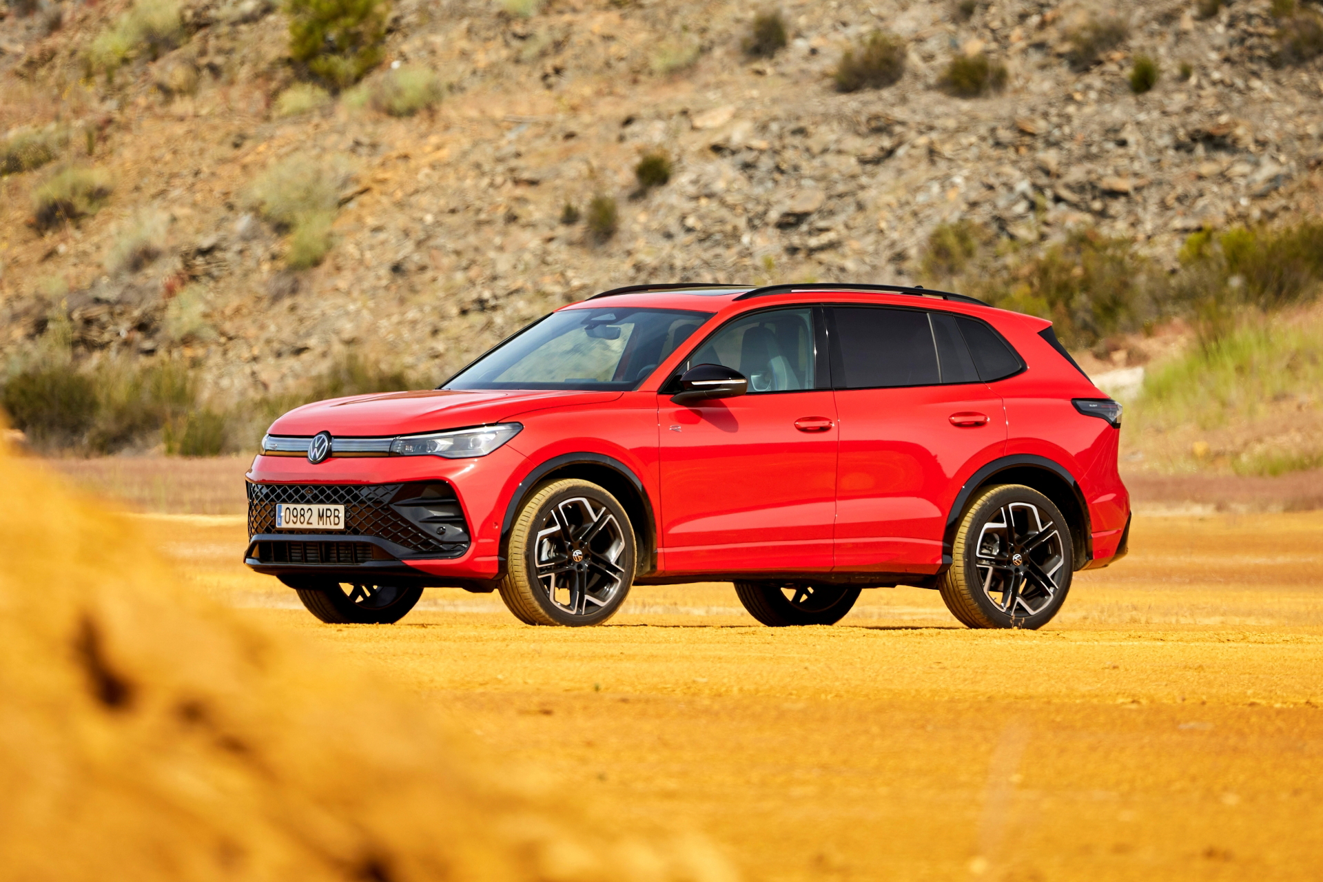 Vista lateral del Volkswagen Tiguan 2024, resaltando su diseño y lineas.