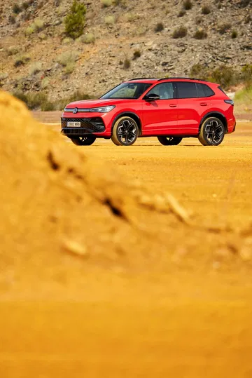 Volkswagen Tiguan 2024 en vista lateral, resaltando su diseño y líneas.