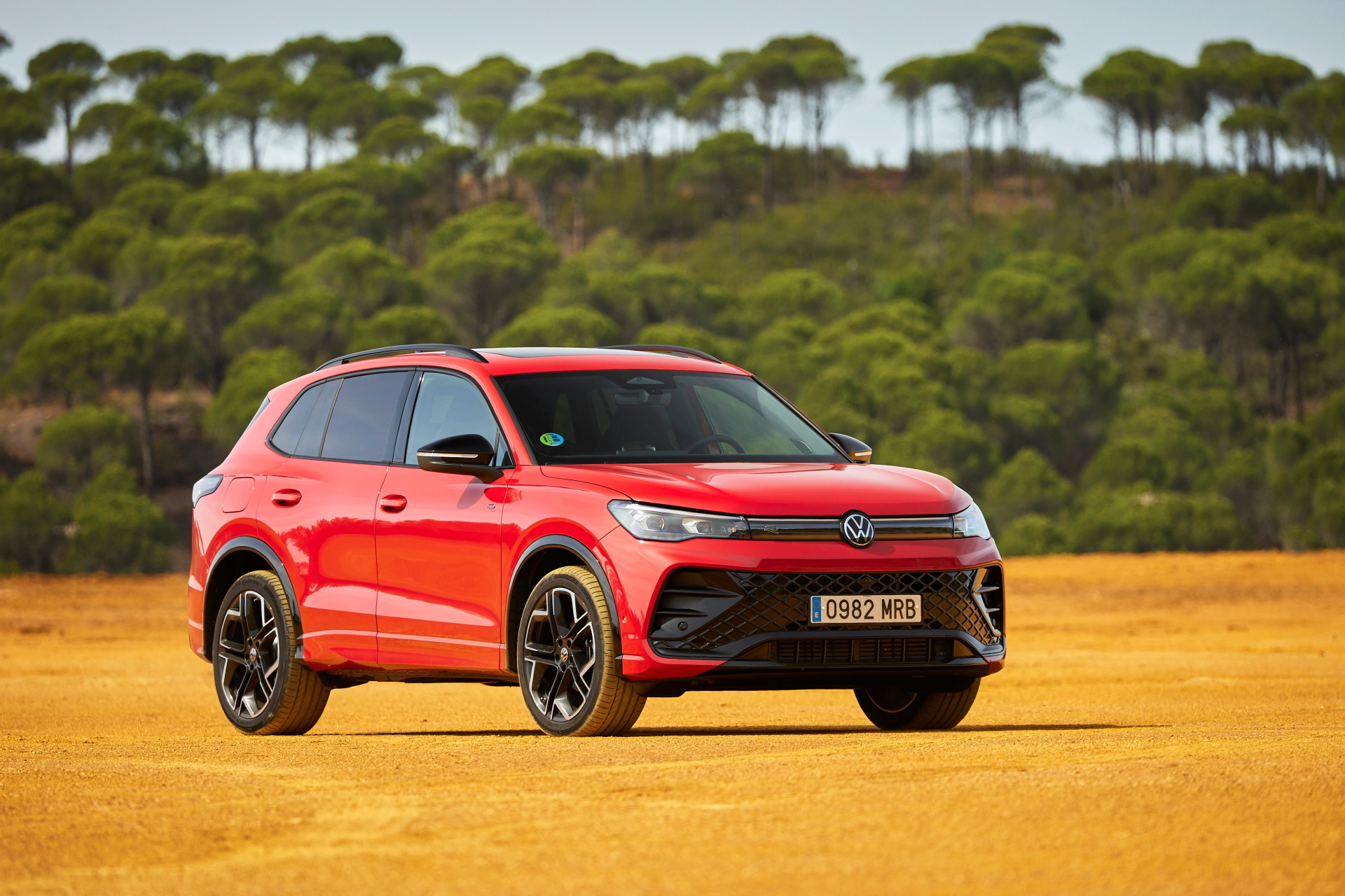 Vista lateral del Volkswagen Tiguan 2024, destacando su diseño robusto.