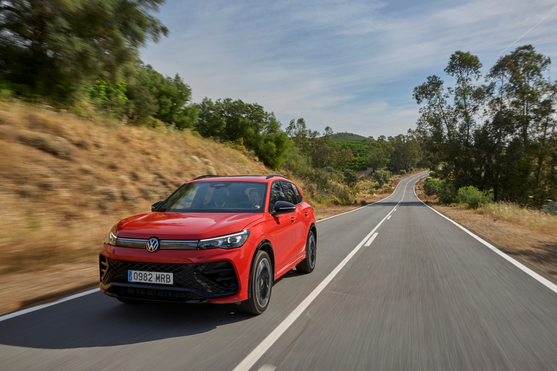 Volkswagen Tiguan 2024 capturado en movimiento, mostrando su diseño lateral.
