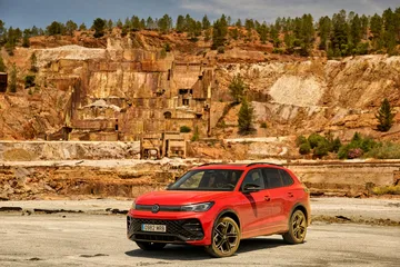 Vista lateral del Volkswagen Tiguan 2024 en su hábitat natural.