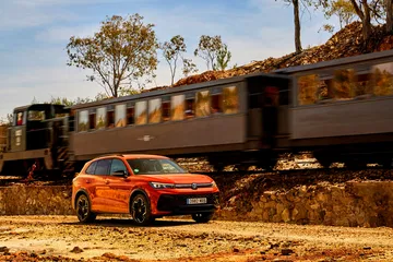 Volkswagen Tiguan 2024 capturado en un entorno dinámico y natural.