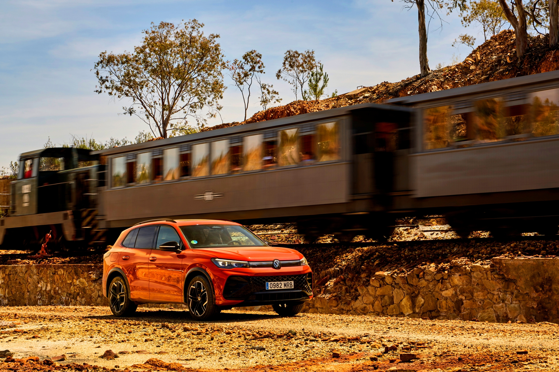 Volkswagen Tiguan 2024 capturado en un entorno dinámico y natural.