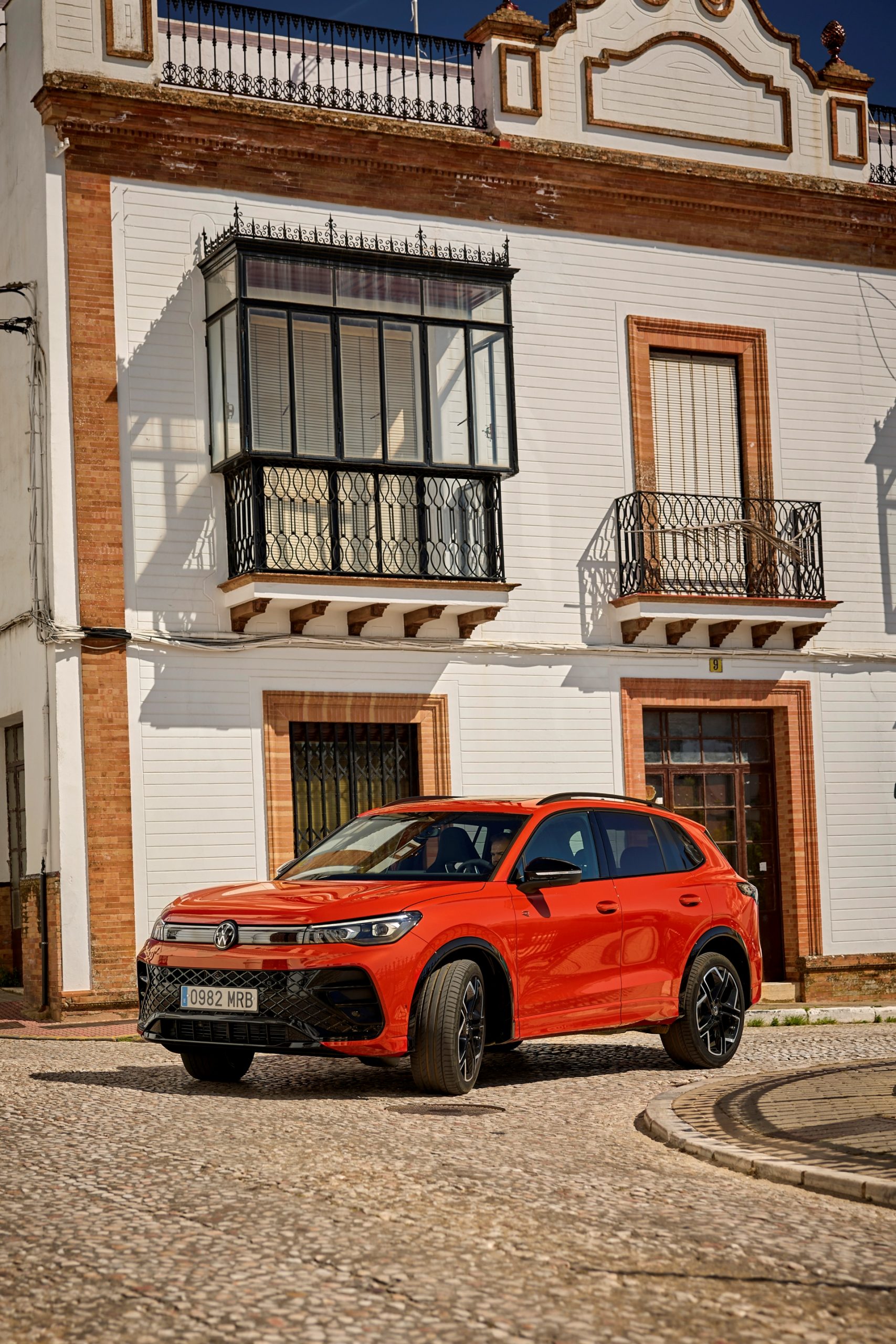 Volkswagen Tiguan 2024 luce línea dinámica y estilizada.