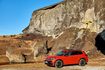Vista lateral muestra diseño robusto y líneas modernas del VW Tiguan 2024.