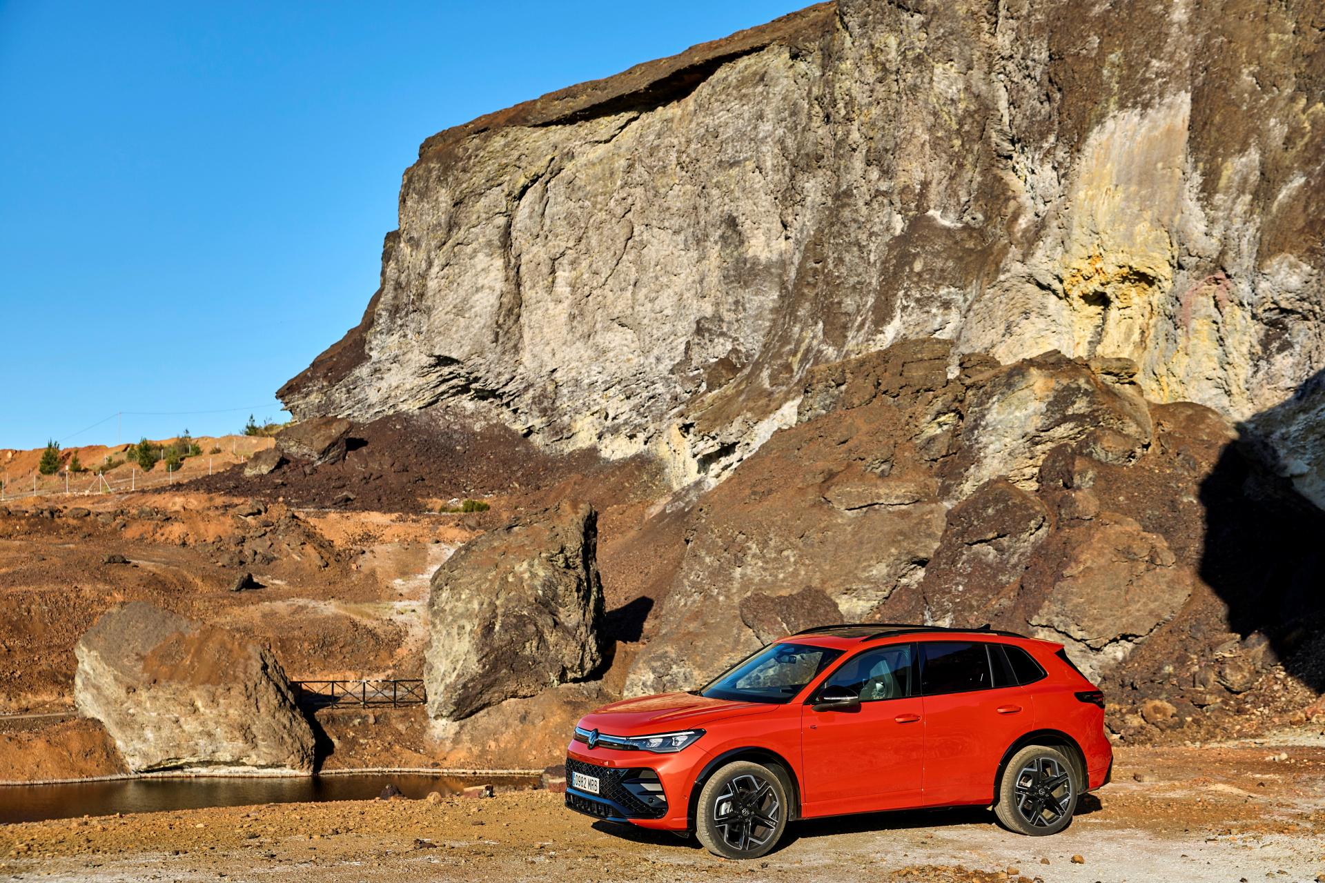 Vista lateral muestra diseño robusto y líneas modernas del VW Tiguan 2024.