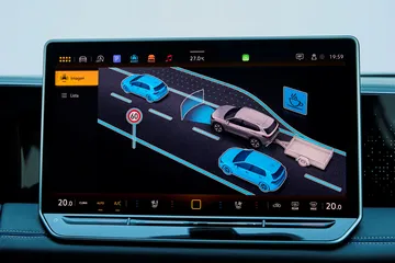 Vista detallada del sistema de infoentretenimiento del Volkswagen Tiguan 2024
