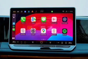 Vista detallada de la pantalla de infotenimiento del Volkswagen Tiguan 2024.