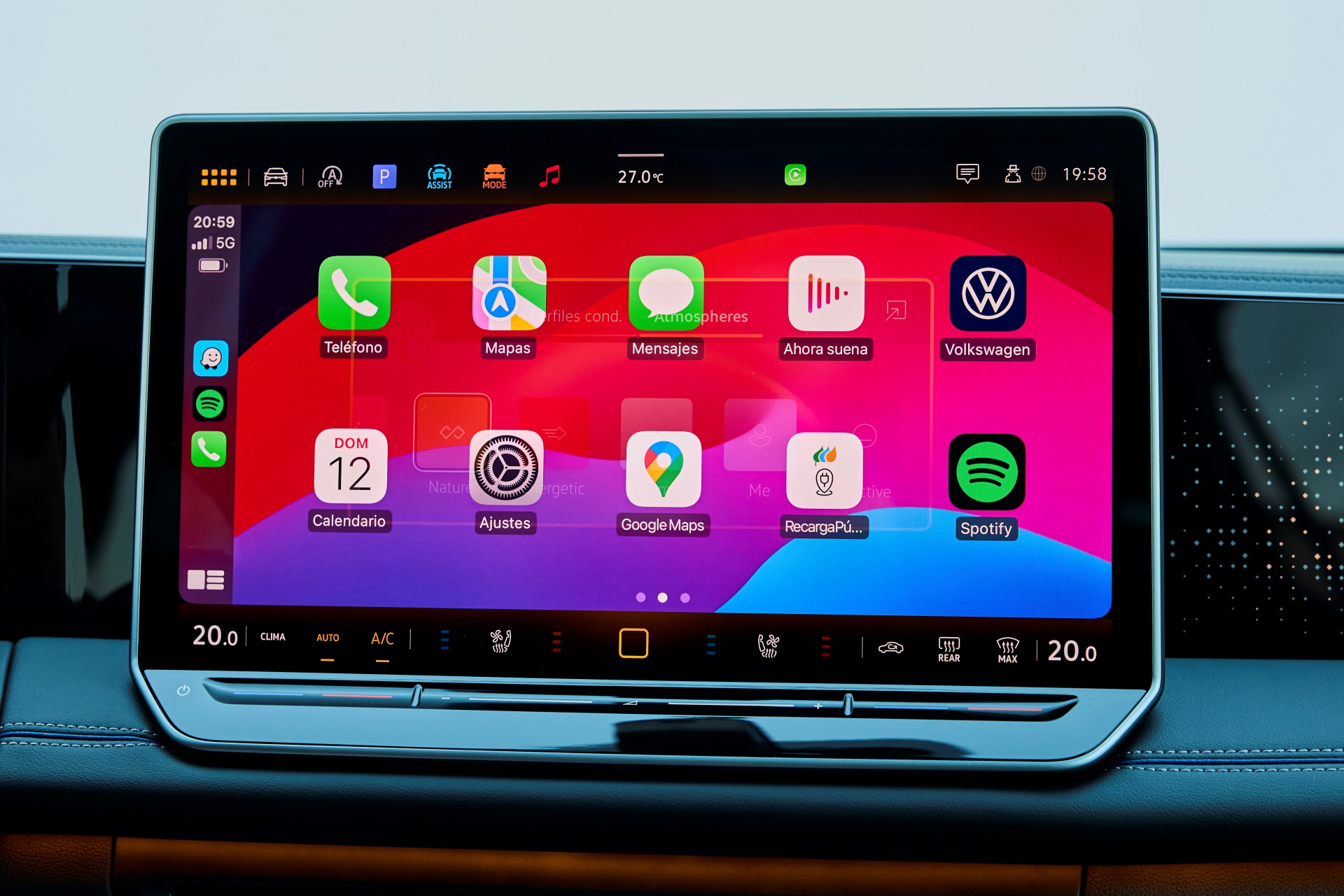 Vista detallada de la pantalla de infotenimiento del Volkswagen Tiguan 2024.